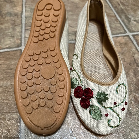 Hand embroidered flats -NEW - Picture 3 of 4